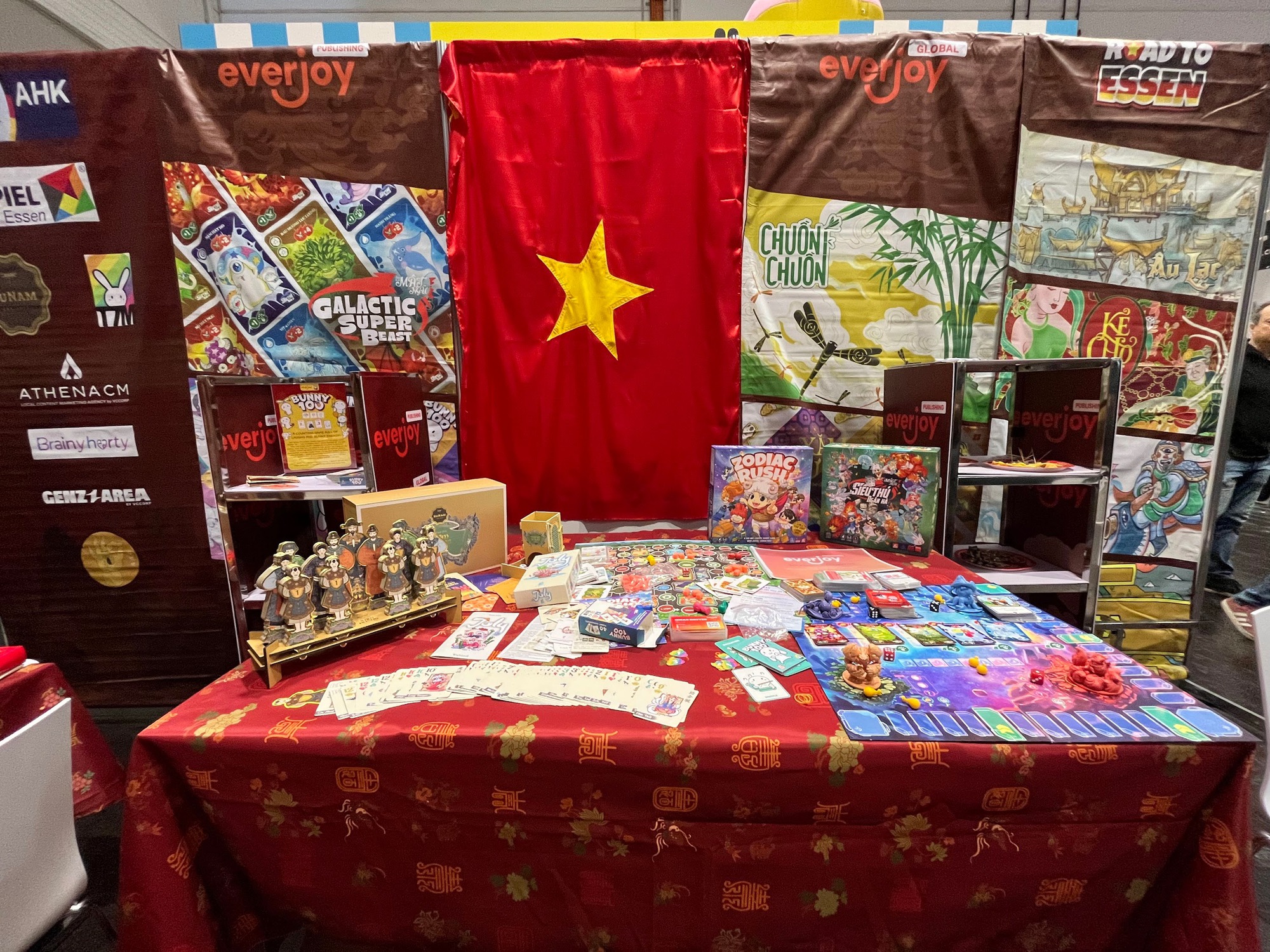Không gian gian hàng Everjoy tại SPIEL Essen 2025 Gian hàng Everjoy với thiết kế văn hóa Việt Nam